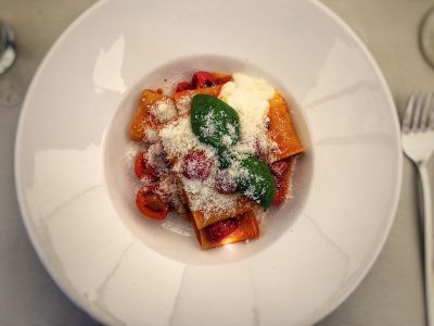 Paccheri Pasta mit Kirschtomatensoße und Buffelmozzarella-Creme
